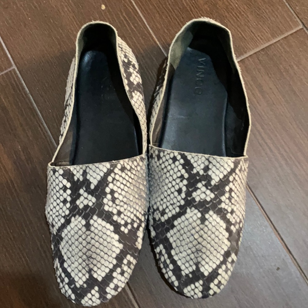 Beautiful Vince croc flats/ loafers